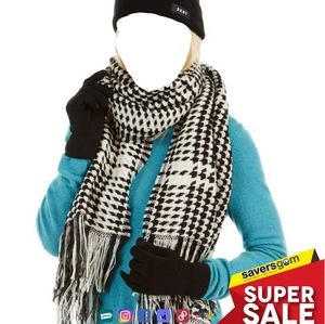 DKNY 3 Piece Gift Set - Beanie, Scarf, Gloves